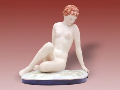 Akt sedící v trávě, porcelánová figurka, Royal Dux Bohemia, isis, v. 21,8 cm